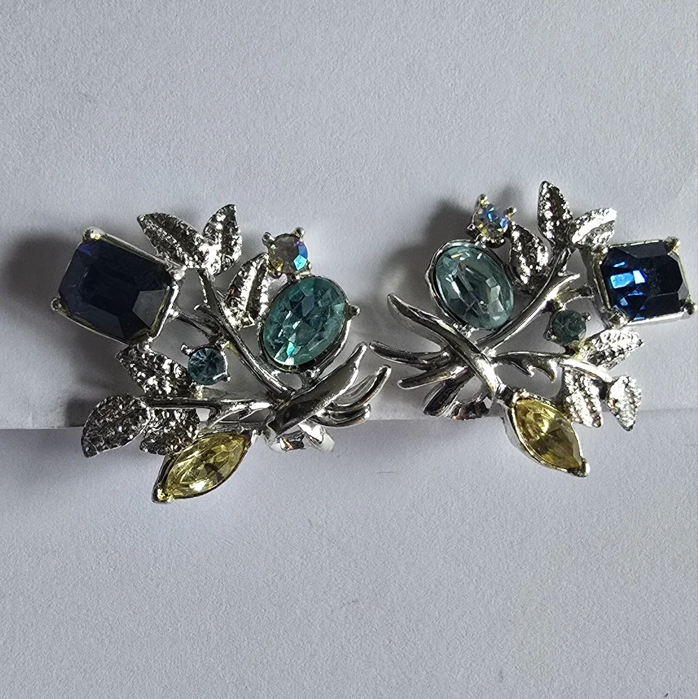 Vintage earrings floral silver tone rhinestones clip on clipon retro
